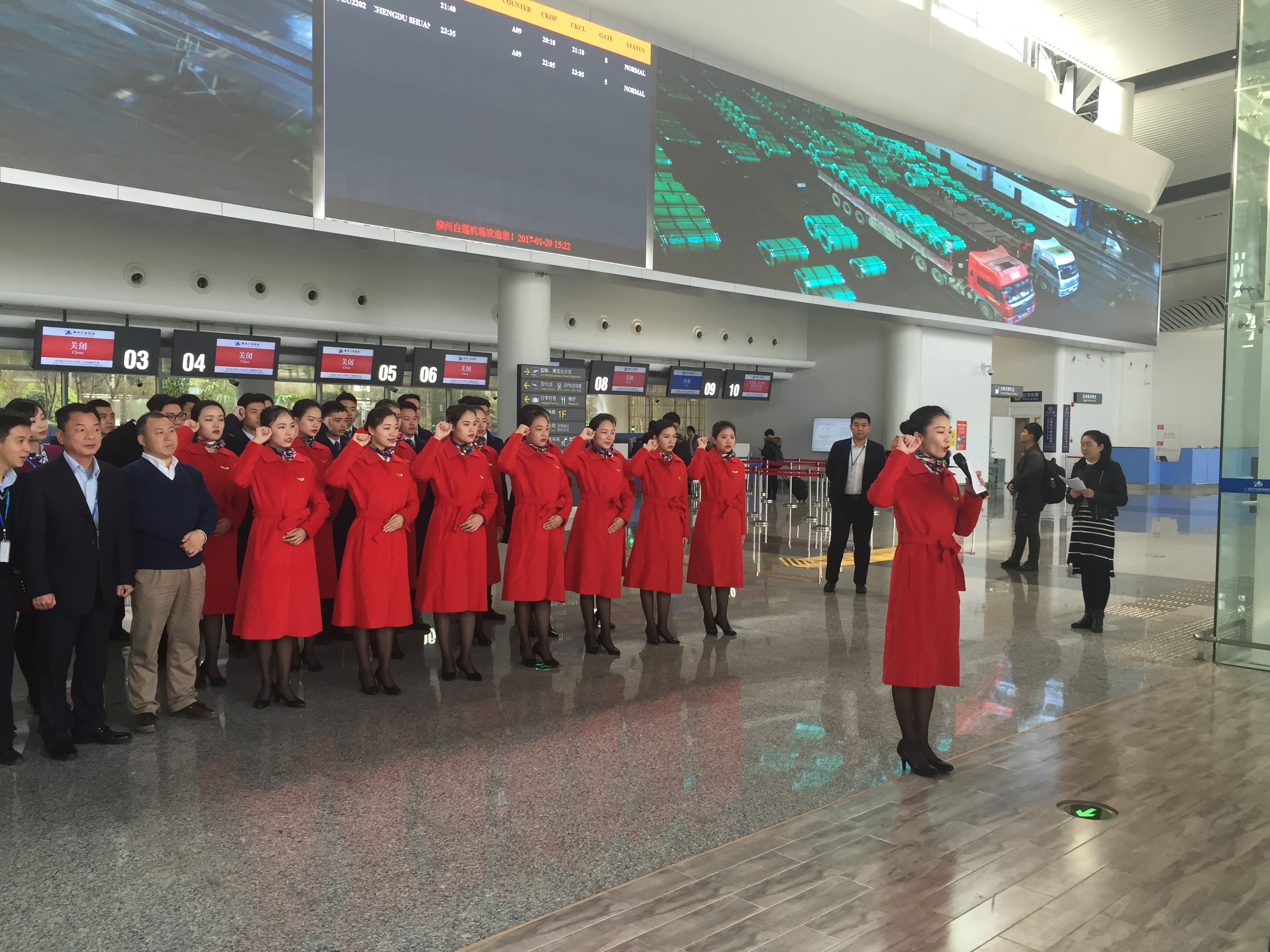 柳职院华育中航学院志愿者服务柳州机场春运_